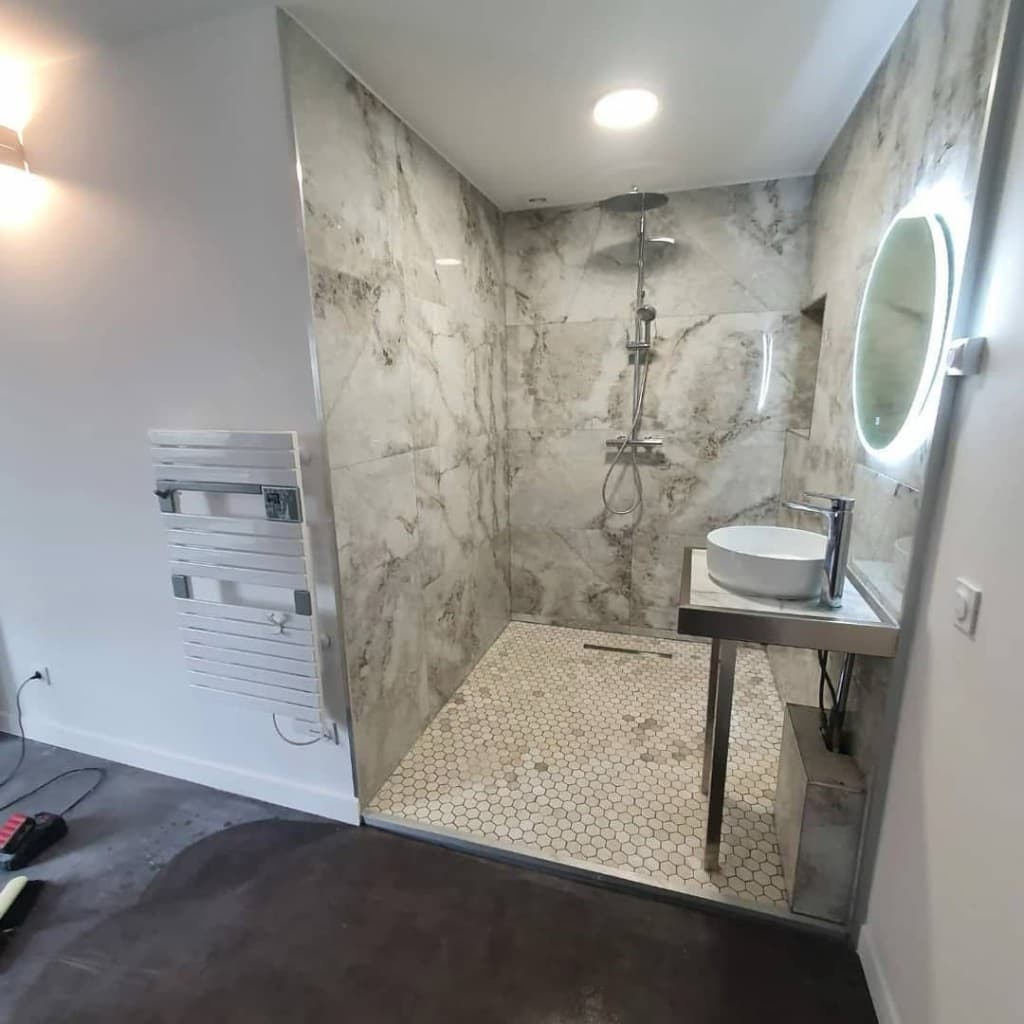 Douche à l'italienne et vasque dans une salle de bain contemporaine